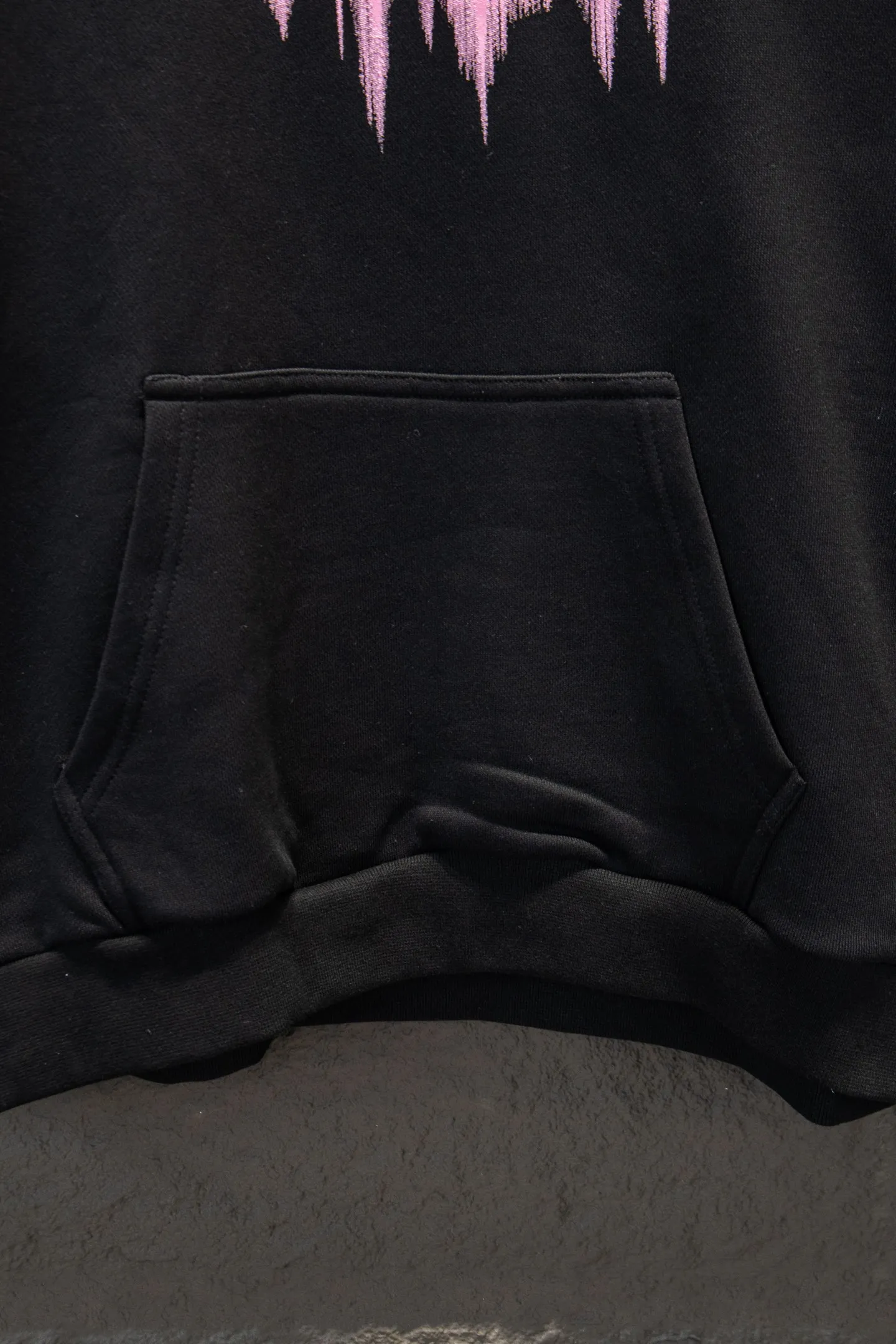 Style number: 5319#p154 🆕 BALENCIAGA 26SS Balenciaga printed embroidered hooded sweatshirt. The os version is really charming. Balenciaga is also really unique. Each new season’s version is the best. It is very practical and can be worn casually✔️ - ⚠️100% cotton. Made of 460g pure cotton reactive black fabric. Made of imported knitting needle carded cotton, the thickness is moderate, drapey and contoured, making the upper body comfortable! ! It is very tolerant to fat body types and can instantly lose five pounds after wearing it! The front and back cuffs are made of direct-injection digital printing environmentally friendly glue material, using a mechanized printing process. Mechanical printing has high precision, the positioning accuracy can reach ±0.02mm, and the quality stability is strong. The front panel #embroidery printing elements# The matte line embroidery adopts imported Tajima high-density heavy embroidery technology. The fonts are three-dimensional and full. The fabric is made of custom-woven and dyed reactive black. The dye is soft and comfortable to the skin. It is different from the environmentally friendly black on the market. High cost. No increase in cost. In the past two years, the oversize version has become the focus of the trend. It has also been a popular staple in the past two years. The change of designers has made this brand an instant hit. The progressive fashion of the era also needs the blood impact of fresh elements and trendy designs to continue its glory! It’s stylish both inside and outside, a must-have for high street travel! An absolute "eye-catching style" that can match couples 💏 Color: Reactive Black Size: XS S M L